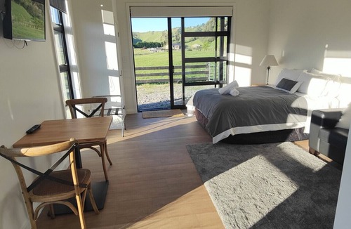 Kinloch Condo | Katelyn Studio - Rural Couples Retreat