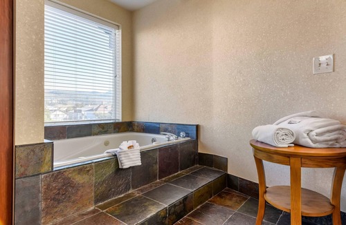 Seaside Hotel | Kathryn Riverfront Inn, an Ascend Collection Hotel