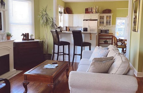 Lexington House | Kathy`s Place -Horse park, Keeneland Racing, Bourbon Tours, UK Sports, Rupp Arena