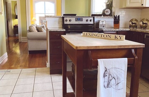 Lexington House | Kathy`s Place -Horse park, Keeneland Racing, Bourbon Tours, UK Sports, Rupp Arena