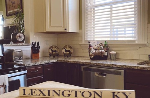 Lexington House | Kathy`s Place -Horse park, Keeneland Racing, Bourbon Tours, UK Sports, Rupp Arena