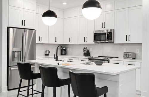 Florida Center House | Katie's Cove | Chic Villa on I-Drive w Upscale Amenities, Luxe Suites & PVT Pool