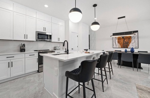 Florida Center House | Katie's Cove | Chic Villa on I-Drive w Upscale Amenities, Luxe Suites & PVT Pool