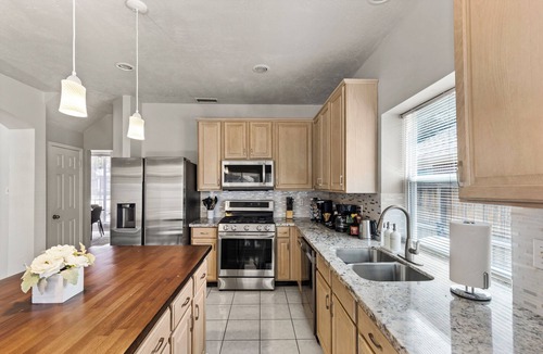 Katy House | Katy Family Retreat · Heated Pool, Hot Tub, Game Room · Sleeps 16