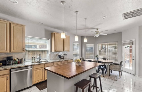 Katy House | Katy Family Retreat · Heated Pool, Hot Tub, Game Room · Sleeps 16