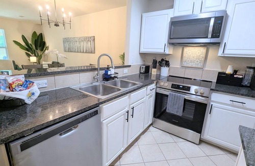 Brookshire House | Katy Family Stay Sleeps 8 Backyard Pet Friendly