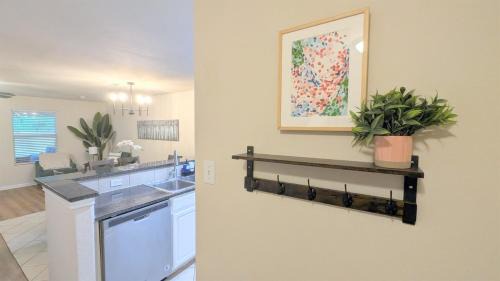 Brookshire House | Katy Family StaySleeps 8BackyardPet Friendly