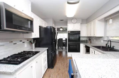 Memorial Parkway House | Katy Luxury 4 EnSuite Oasis w/Private Pool & King Suites – Family & Work Ready.