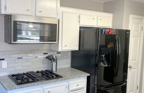 Memorial Parkway House | Katy Luxury 4 EnSuite Oasis w/Private Pool & King Suites – Family & Work Ready.