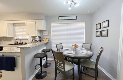 Memorial Parkway House | Katy Luxury 4 EnSuite Oasis w/Private Pool & King Suites – Family & Work Ready.