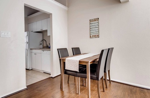 Oak Lawn Apartment | Katy Trail Cosy and Elegant