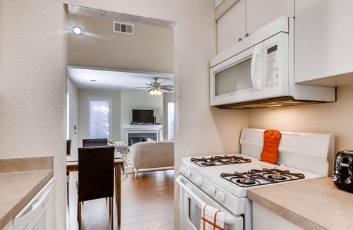 Oak Lawn Apartment | Katy Trail Cosy and Elegant
