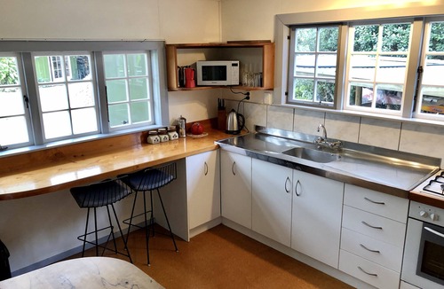 Kerikeri House | Kauri post cottage, close to everything!