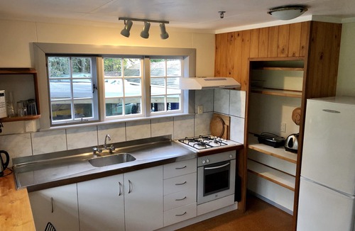Kerikeri House | Kauri post cottage, close to everything!