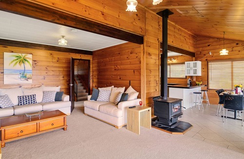 Kawaha Point Cottage | KAWAHA POINT LOOKOUT - ROTORUA HOLIDAY HOME, with a garden in Rotorua