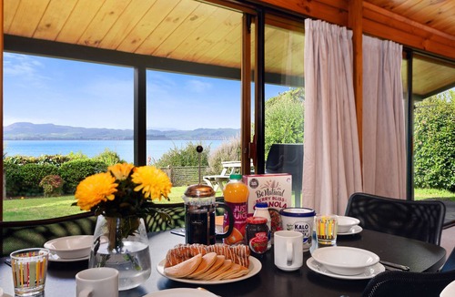 Kawaha Point Cottage | KAWAHA POINT LOOKOUT - ROTORUA HOLIDAY HOME, with a garden in Rotorua