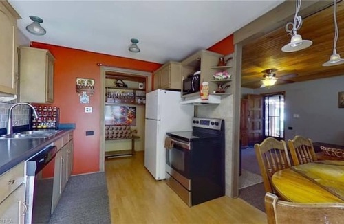 Sebright Cottage | Kawartha Cottage on The Lake - With HotTub!