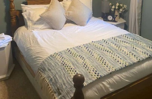 Sebright Cottage | Kawartha Cottage on The Lake - With HotTub!
