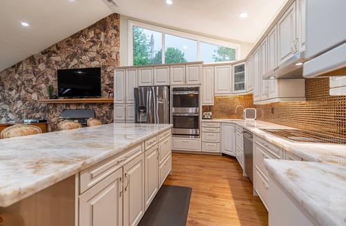 Fenelon Falls Cottage | Kawartha Lakes Gem: Your Dream Lakehouse Getaway