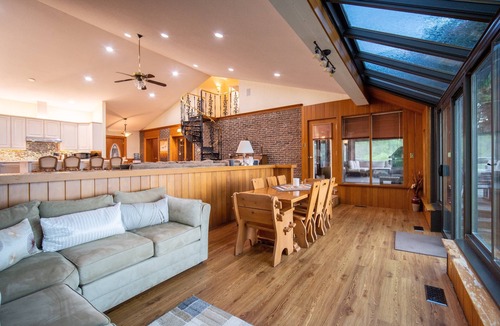 Fenelon Falls Cottage | Kawartha Lakes Gem: Your Dream Lakehouse Getaway