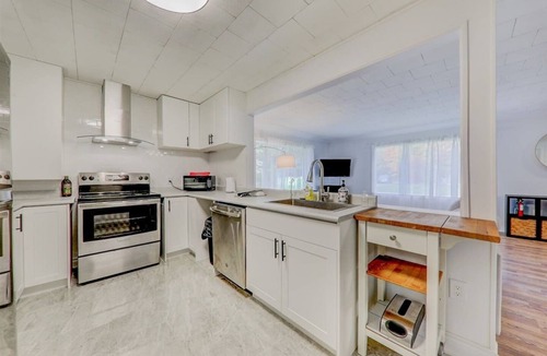 Victoria Road Cottage | Kawartha Waterfront Cottage 4 Bedrooms