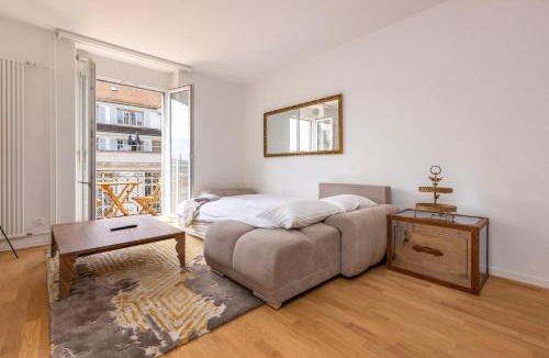 Werd Apartment | KAYA Zurich Apartment 4A - Downtown 2BR Apt with Balcony
