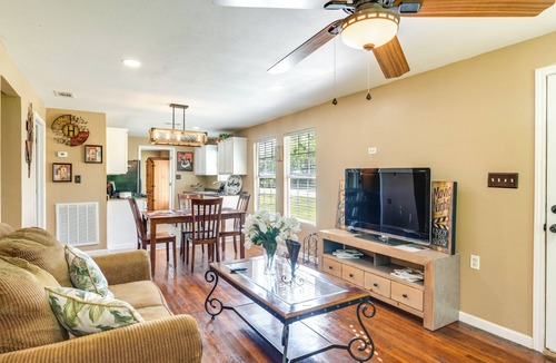 Bloomington House | Kayak, Fish & Golf - Charming Victoria Home!