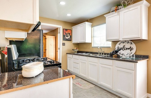 Bloomington House | Kayak, Fish & Golf - Charming Victoria Home!