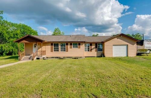 Bloomington House | Kayak, Fish & Golf - Charming Victoria Home!