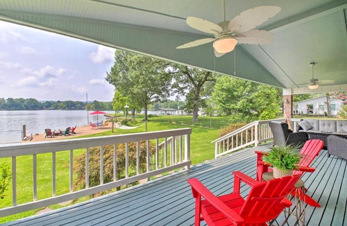 Lake Hamilton House | Kayaks & Dock: Lakefront Hot Springs Hideaway