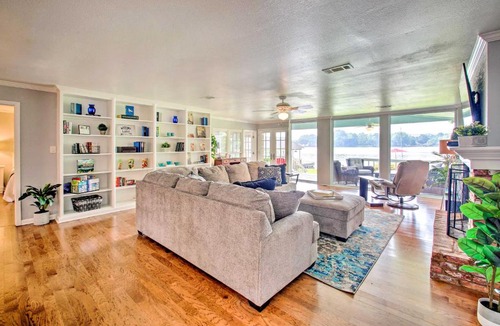 Lake Hamilton House | Kayaks & Dock: Lakefront Hot Springs Hideaway