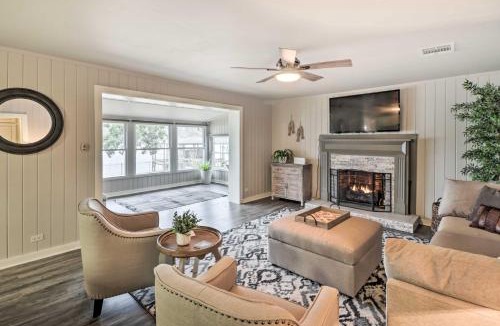 Rockwell House | Kayaks, Dock: Waterfront Escape on Lake Hamilton!