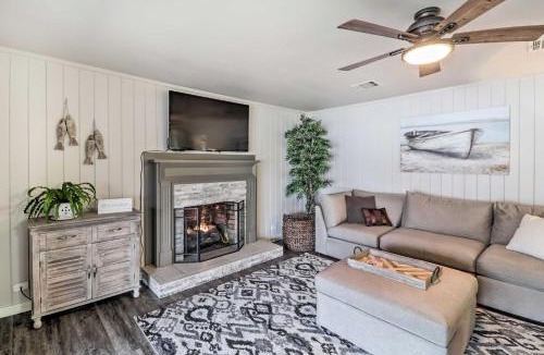 Rockwell House | Kayaks, Dock: Waterfront Escape on Lake Hamilton!