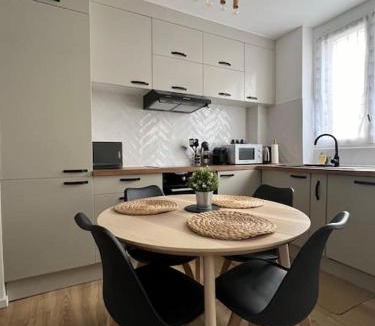 Le Kremlin-Bicetre Apartment | KB 21 - Metro 7 - AC - Free Parking - 4 pers