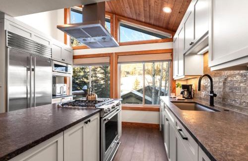 Deer Valley House | KBM Resorts Boulder Creek Beautifully updated Easy Walk to Main St Close to Deer Valley Hot Tub Gas Fireplace BCC-1101