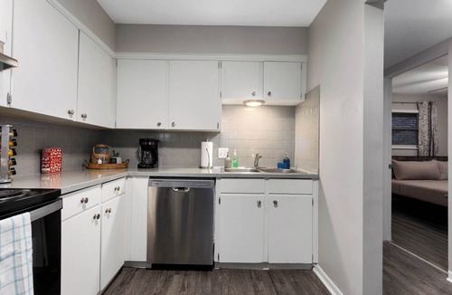 Rosedale Apartment | KC Apartment: Family-Friendly with Free Parking!