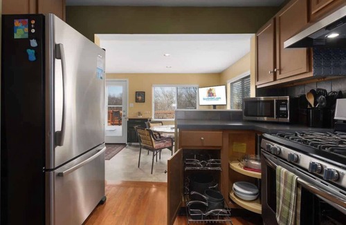 Rosedale House | KC Home: 5 Beds, Deck, BBQ & Pet Friendly.