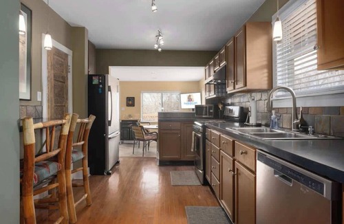 Rosedale House | KC Home: 5 Beds, Deck, BBQ & Pet Friendly.