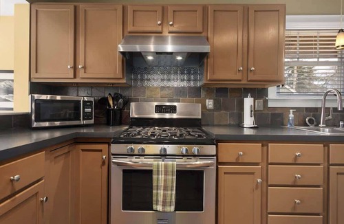 Rosedale House | KC Home: 5 Beds, Deck, BBQ & Pet Friendly.