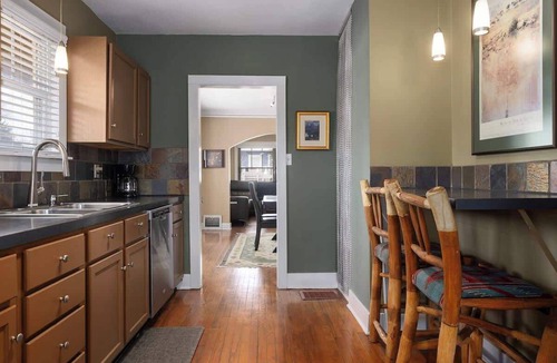 Rosedale House | KC Home: 5 Beds, Deck, BBQ & Pet Friendly.