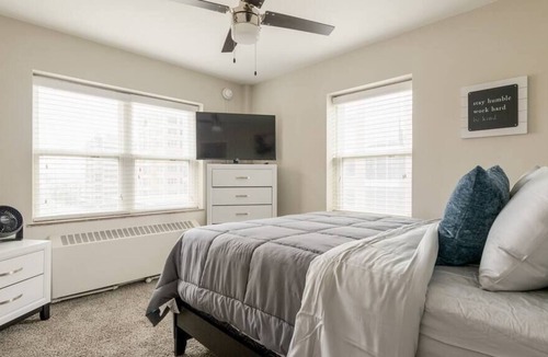 Country Club Plaza Area Apartment | KC Plaza One Bedroom with Gym/Pool/Parking