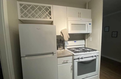 Country Club Plaza Area Apartment | KC Plaza One Bedroom with Gym/Pool/Parking