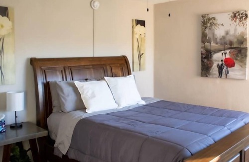 Country Club Plaza Area Apartment | KC Plaza One Bedroom Gym/Parking/Pool