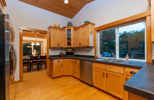 Warrenton House | KC's Serenity By The Sea/Jacuzzi/Fire-pit