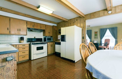 Kansas City House | KC's Stadium B&B -Walk to World Cup, Royals, Chiefs Secure parking, Fenced, Pets