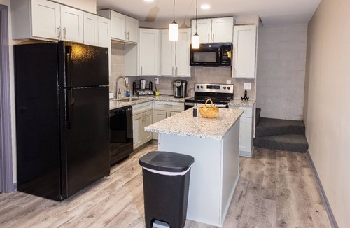 Kansas City House | ✧KC Speedway Retreat - 10 mins to Everything!✧