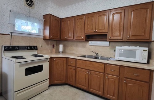 Shillington Apartment | Keep it simple at this peaceful and centrally-located place.