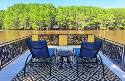 Uncertain Boat Rental | Keepin It Reel on Caddo Lake (Houseboat)