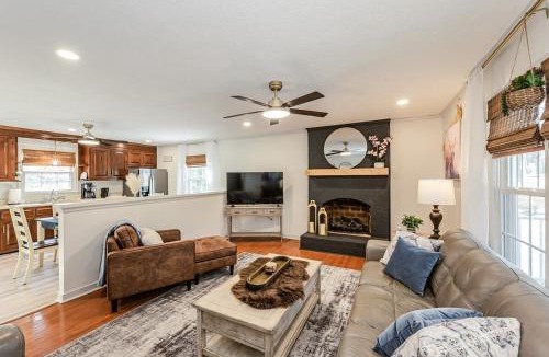 Quinton House | Kelbrook Cottage — Your Chic Woodline Getaway!