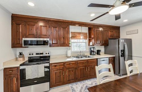 Quinton House | Kelbrook Cottage — Your Chic Woodline Getaway!